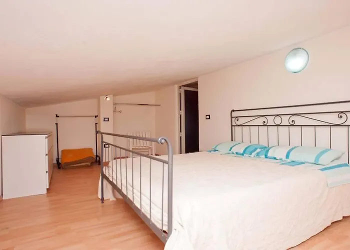 Loft Mansardato Con Giardino E Piscina In Privata Loft With Garden And Swimming Pool In A Private Nyaraló